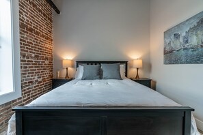 1 bedroom, iron/ironing board, travel cot, free WiFi - Location Location! Walk to everything! 1 BDRM/1 BA in Historic Strand, Sleeps 4! (Galveston)