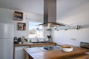 Frigorifero, microonde, forno, piano cottura