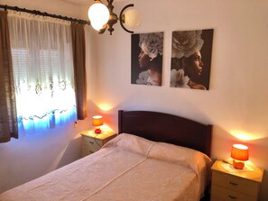 2 bedrooms, iron/ironing board, bed sheets