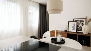 En 42-tommers smart-TV med kabel-kanaler samt Netflix