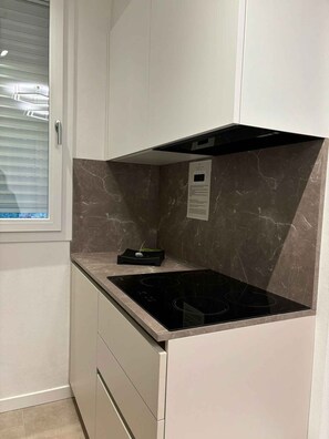 Kühlschrank, Ofen, Herdplatte, Geschirrspüler