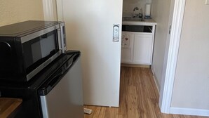 A compact kitchen with a microwave, a sink, and a small countertop. - Charming studio in enchanting Napa walking distance to downtown (Napa)