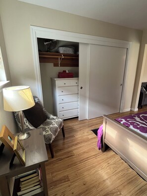 1 bedroom, iron/ironing board, WiFi, bed sheets - Charming studio in enchanting Napa walking distance to downtown (Napa)