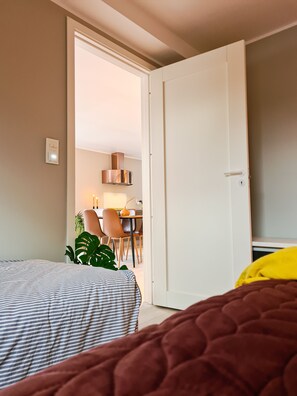 2 soverom, skrivebord, strykejern/-brett og reiseseng for barn