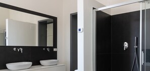 Bruser, bidet, håndklæder