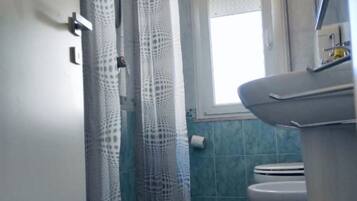 Douche, bidet, serviettes fournies