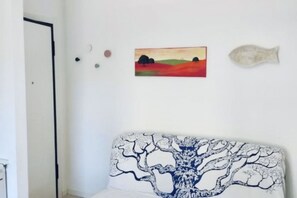 1 bedroom, bed sheets