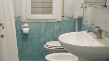Doccia, bidet, asciugamani