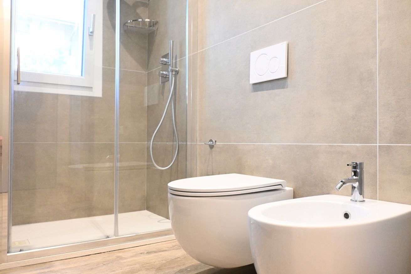 Shower, bidet, towels