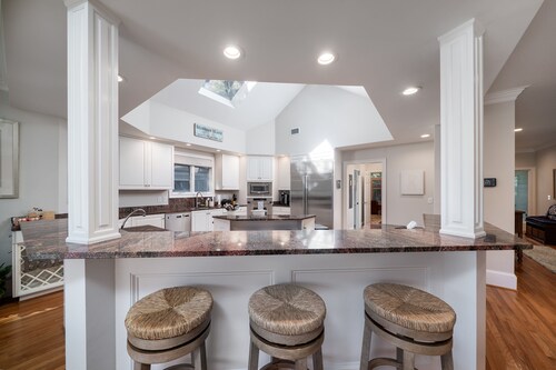 Fantastic Home 4 Br/3.5 Ba! Sleeps 10! Amenity access included! Screen Porch! Golf Views!