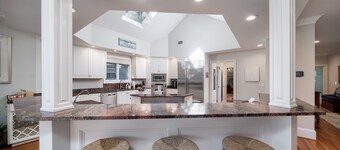 Fantastic Home 4 Br/3.5 Ba! Sleeps 10! Amenity access included! Screen Porch! Golf Views!