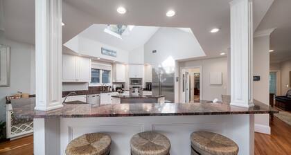 Fantastic Home 4 Br/3.5 Ba! Sleeps 10! Amenity access included! Screen Porch! Golf Views!