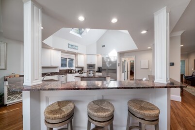 Fantastic Home 4 Br/3.5 Ba! Sleeps 10! Amenity access included! Screen Porch! Golf Views!