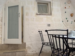 Outdoor dining - Tindra House (Monopoli)