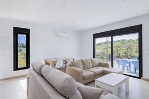 Una televisión, una chimenea