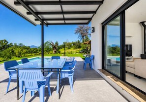 Outdoor dining - Cubo's Casa La Ibicenca / private pool / air conditioning / free wifi (Alhaurín el Grande)