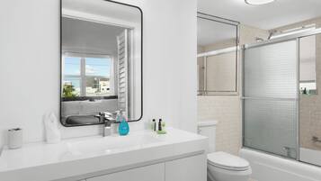 Apartamento, sacada | Banheiro