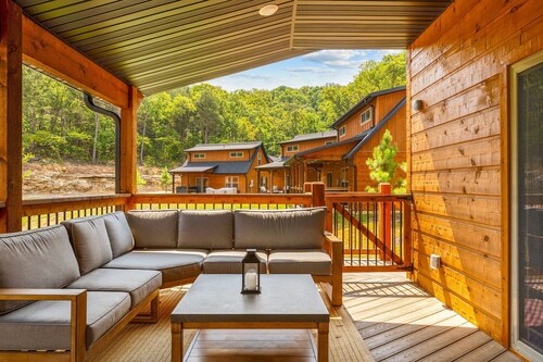 Cozy Cabin with Water Views, Private Hot Tub, Free Daily Tickets Near Table Rock