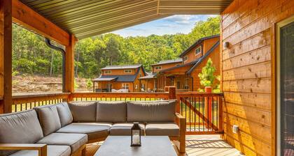Cozy Cabin with Water Views, Private Hot Tub, Free Daily Tickets Near Table Rock