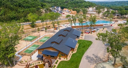 Labor Day Open-Peaceful Water View-Cozy Cabin-Free Daily Tickets-Near Table Rock-Pvt Hot Tub