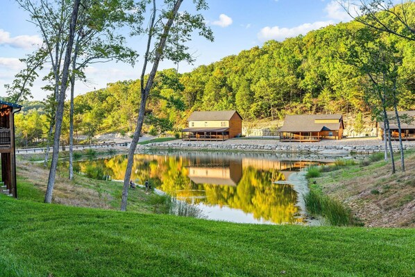 Exterior - Cabin Near Table Rock Lake-Firepit-Pvt Hot Tub-Ultimate Community Amenity Experience-Free Tickets (Hollister)