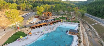 Cabin Near Table Rock Lake-Firepit-Pvt Hot Tub-Ultimate Community Amenity Experience-Free Tickets