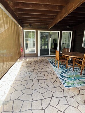 Outdoor dining - Kamanu Pool Apartment 2 Bedroom 1 Bathroom with Ocean Views (Pahoa)