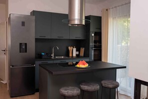 Kühlschrank, Mikrowelle, Ofen, Herdplatte