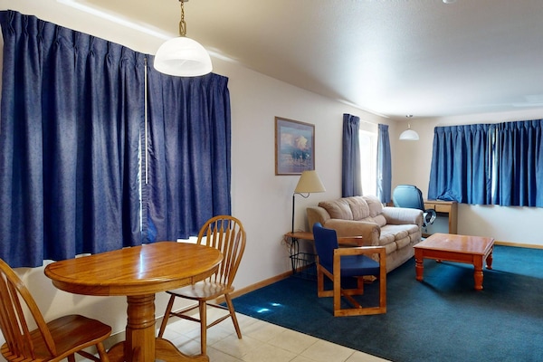 Signature Room | Desk, laptop workspace, free WiFi, bed sheets