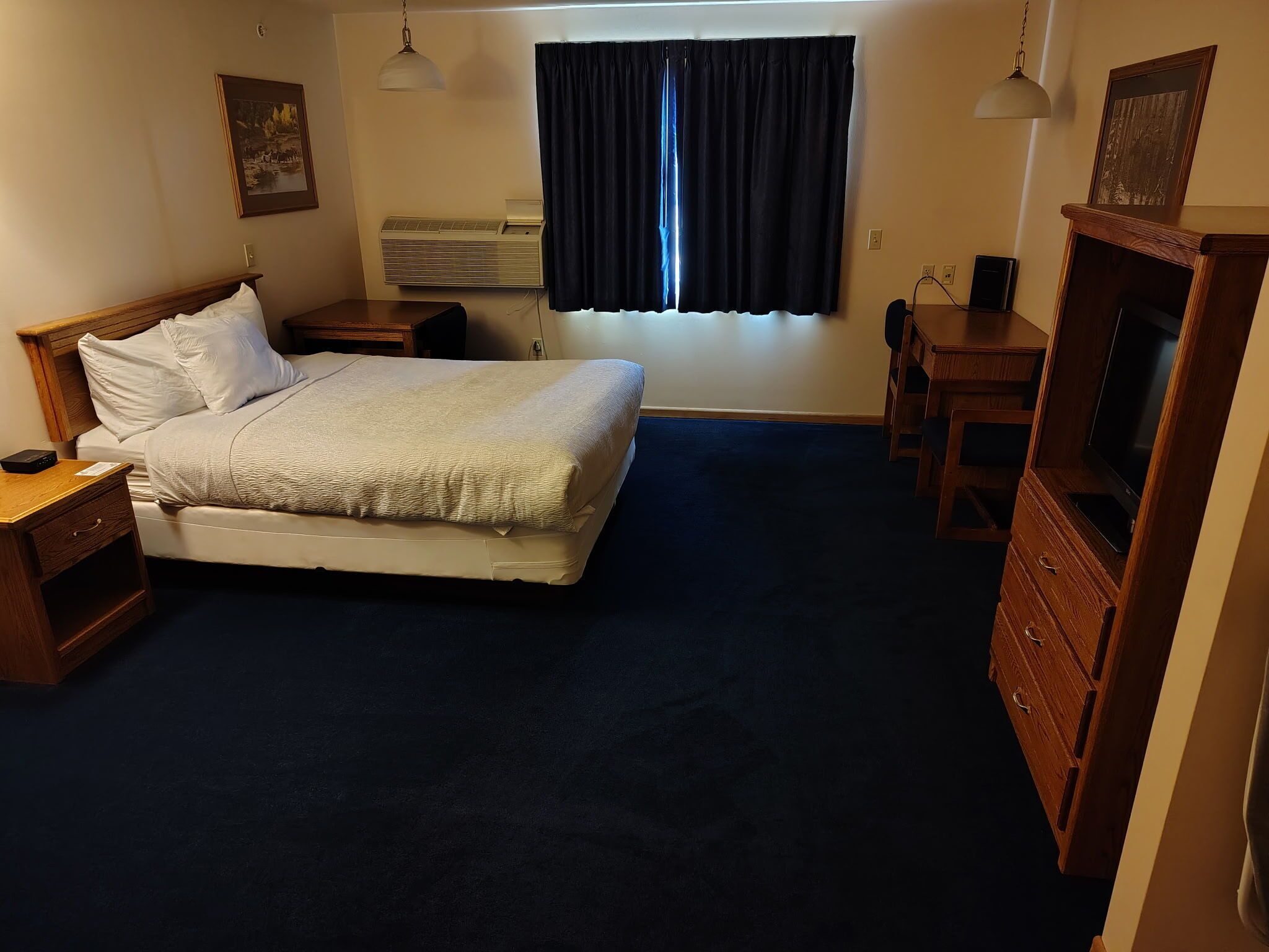Standard Room, 1 Queen Bed, Roll-in Shower | Desk, laptop workspace, free WiFi, bed sheets