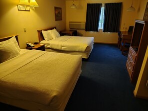 Desk, laptop workspace, free WiFi, bed sheets - Western Executive Inn (Billings)