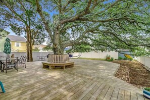 Outdoor dining - Ultimate vacay home, walk to beach, fenced in yard (North Myrtle Beach)