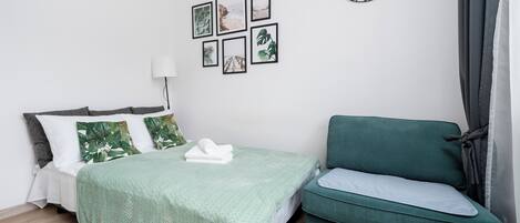 Iron/ironing board, WiFi, bed sheets