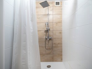 Een douche, gratis toiletartikelen, een haardroger, handdoeken