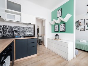 Kühlschrank, Mikrowelle, Ofen, Herdplatte