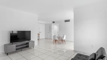 Apartamento, sacada | Sala de estar | TV de tela plana