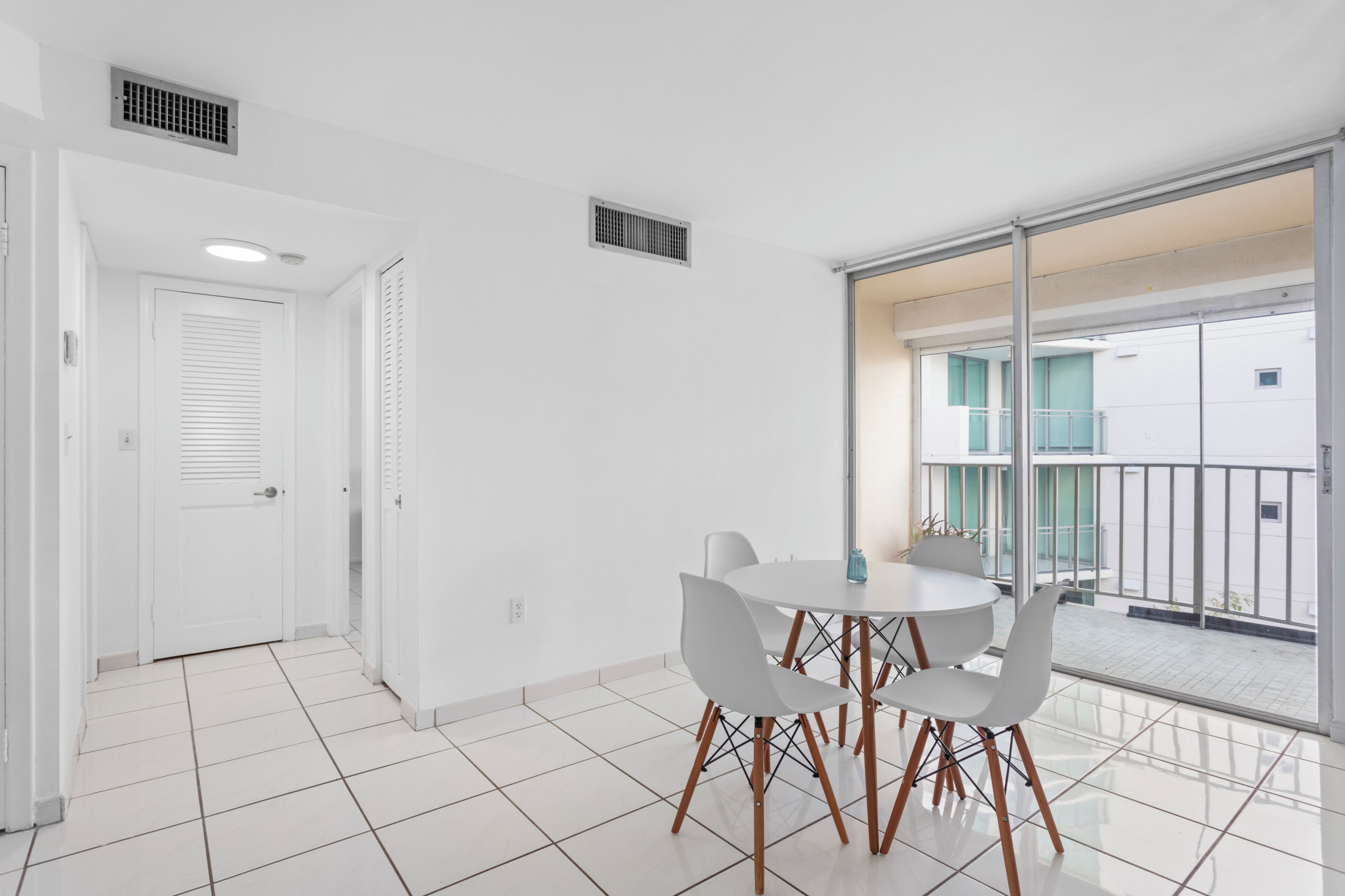 Apartamento, sacada | Sala de jantar
