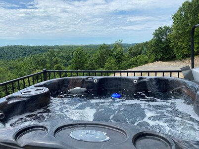 Modern 1 bedroom Guest House with sweeping views of the Redbank Creek and Valley