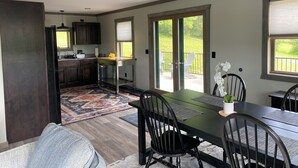 Una cocina amplia con armarios de madera oscura, una isla grande y vistas a una terraza.