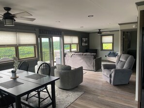 TV connectée, cheminée, lecteur de DVD, table de tennis de table