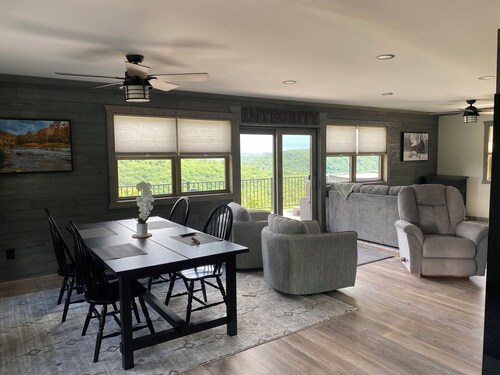 Modern 1 bedroom Guest House with sweeping views of the Redbank Creek and Valley