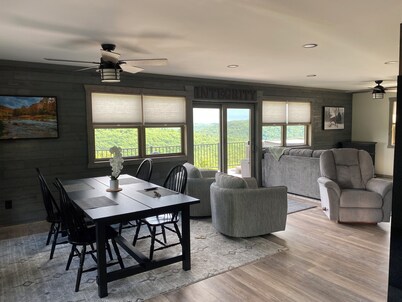 Modern 1 bedroom Guest House with sweeping views of the Redbank Creek and Valley