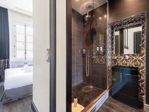 Dusche, Haartrockner, Handtücher