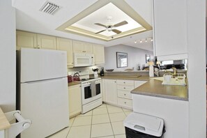 Fridge, microwave, oven, stovetop - Bayfront Siesta Key condo with beach access - GBB1333 (Siesta Key)