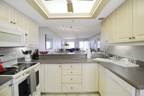 Fridge, microwave, oven, stovetop - Bayfront Siesta Key condo with beach access - GBB1333 (Siesta Key)