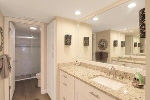 Douche, sèche-cheveux, serviettes fournies