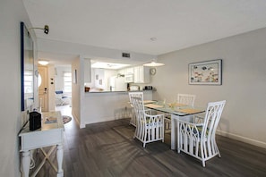 Dining - Bayfront Siesta Key condo - 2 heated pools - tennis and pickleball - beach access - GBB 1351 (Siesta Key)