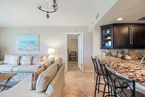 TV - Bayfront Siesta Key condo - 2 heated pools - tennis and pickleball - beach access - GBB 1358 (Siesta Key)