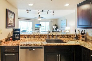 Fridge, microwave, oven, stovetop - Bayfront Siesta Key condo - 2 heated pools - tennis and pickleball - beach access - GBB 1358 (Siesta Key)