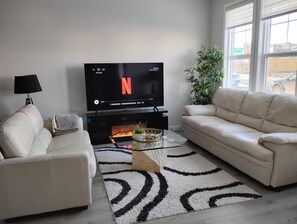 Smart TV, fireplace - Mi Casa Su Casa  3 Bedroom Home with A/C near Airport in Northwest (Calgary)